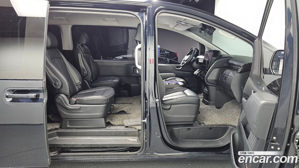 Hyundai Staria Lounge 9-Seater, 2022