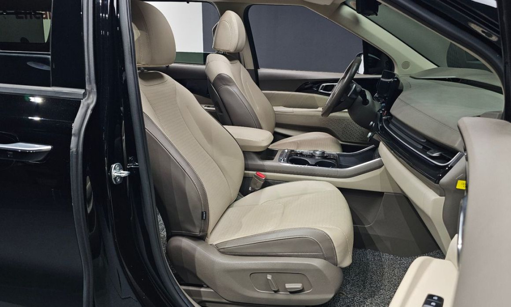 Kia Carnival 9-Seater Signature, 2024