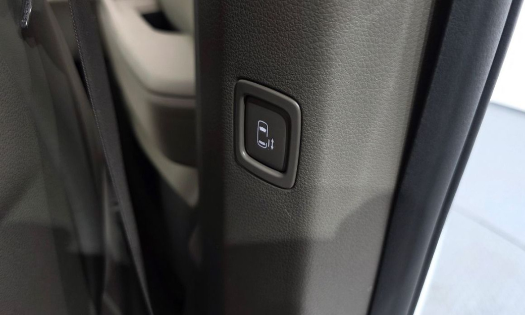 Kia Carnival 9-Seater Hi Limousine, 2024