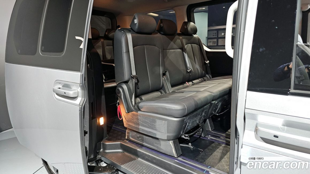 Hyundai Staria Tourer 11-Seater, 2025