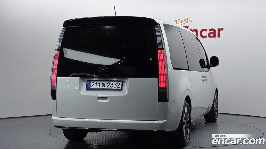 Hyundai Staria 4WD Lounge 9-Seater, 2022