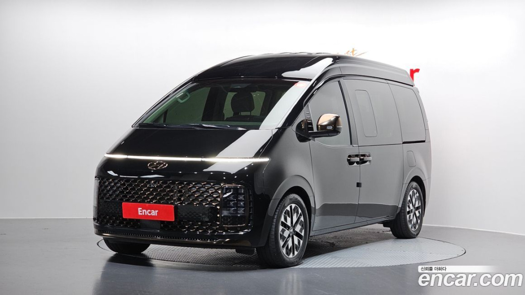 Hyundai Staria 4WD Lounge 7-Seater, 2022