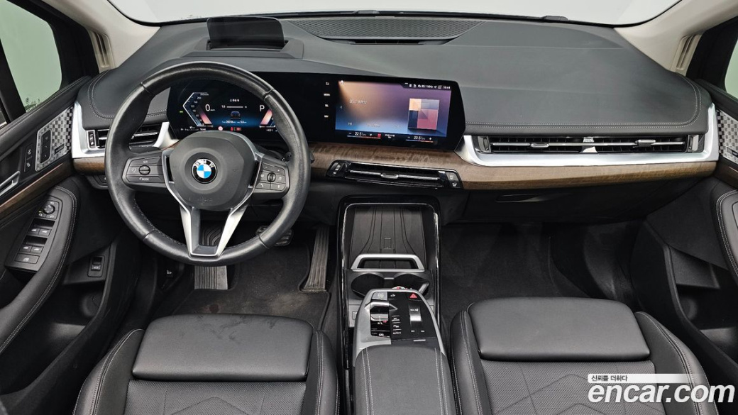 BMW 2-Series 220i Luxury, 2023