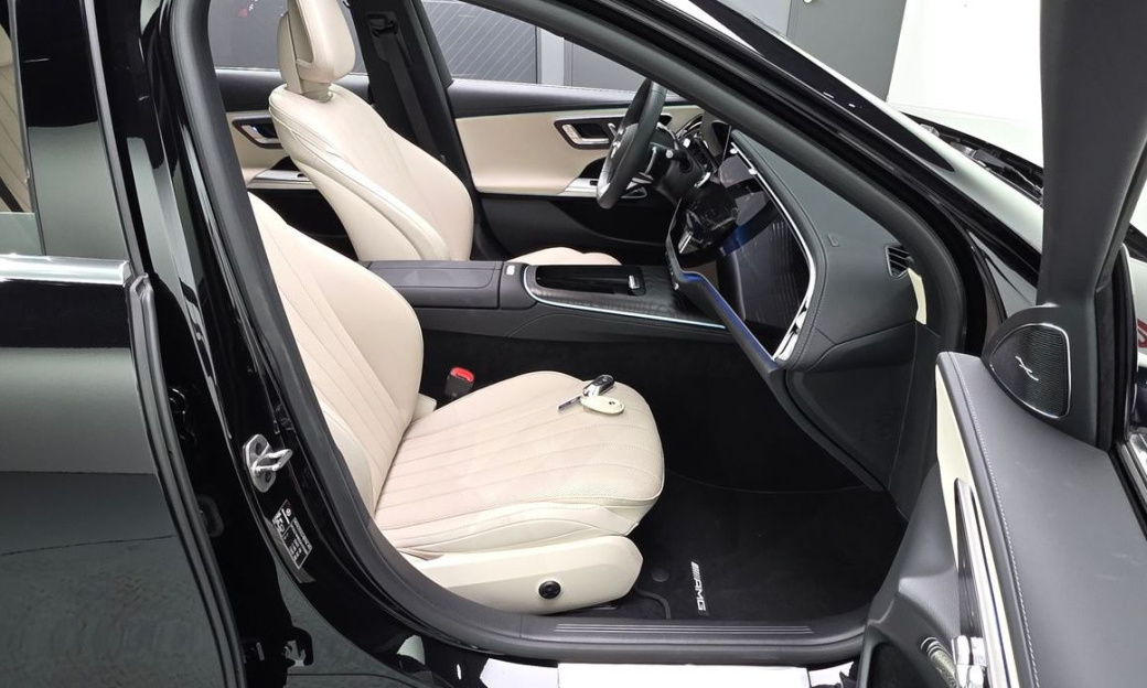 Mercedes-Benz E-Class E300 4MATIC AMG Line, 2025
