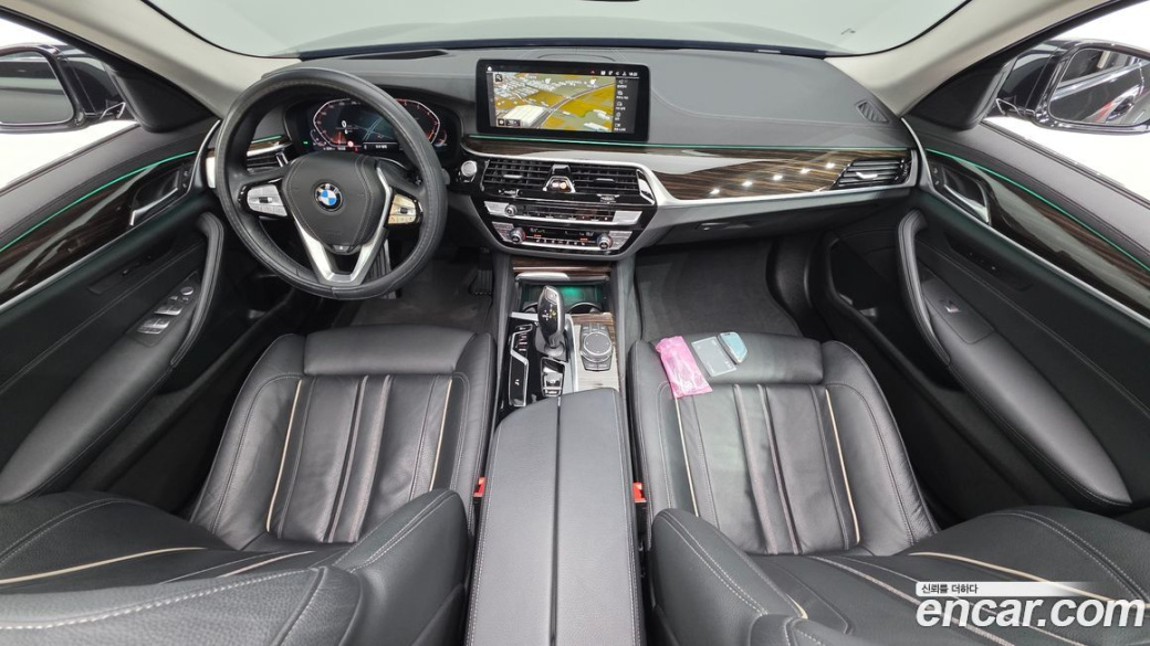 BMW 5-Series 520i Luxury, 2023