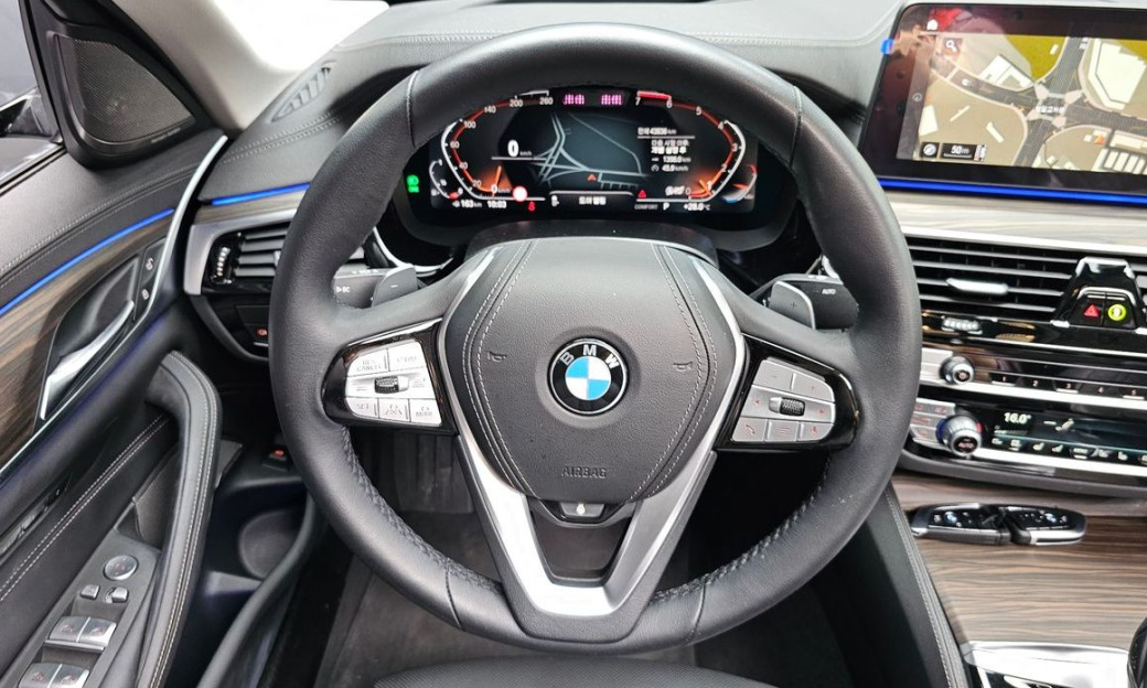 BMW 5-Series 530i xDrive Luxury, 2023
