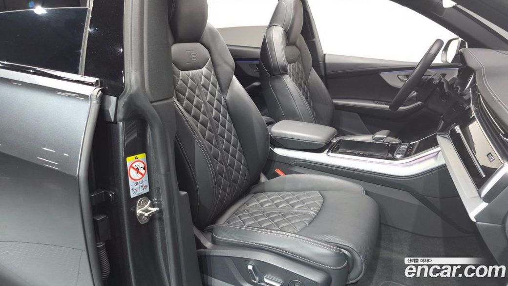 Audi Q8 55 TFSI Quattro Premium, 2023