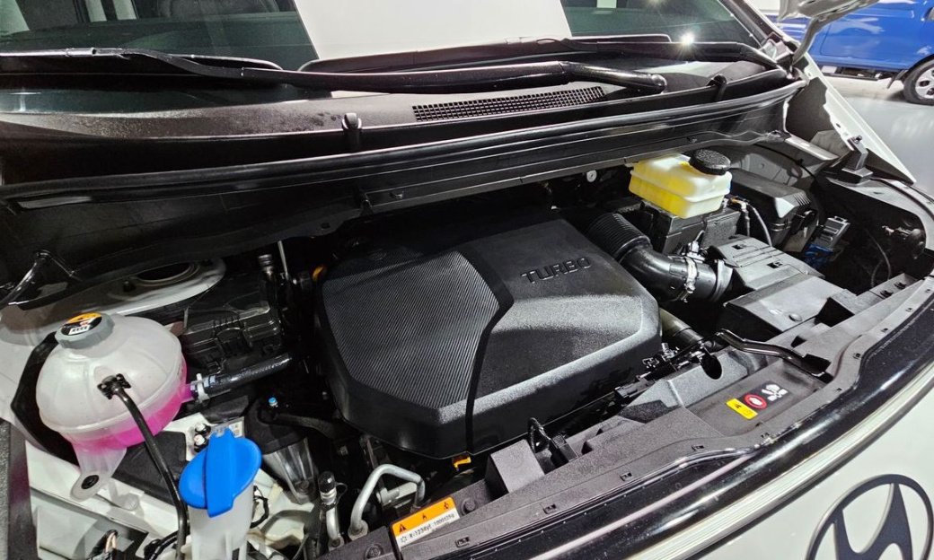 Hyundai Staria 4WD Lounge 9-Seater, 2025