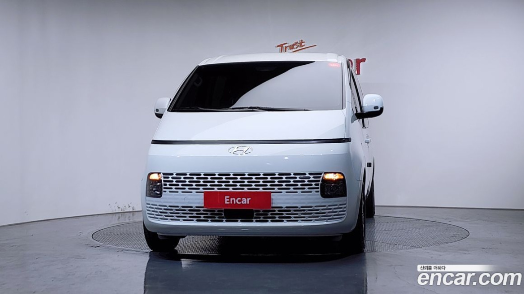 Hyundai Staria Tourer 11-Seater, 2024