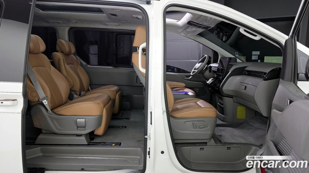 Hyundai Staria 4WD Lounge 7-Seater, 2024