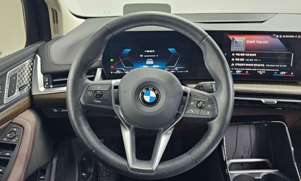 BMW 2-Series 220i Luxury, 2024