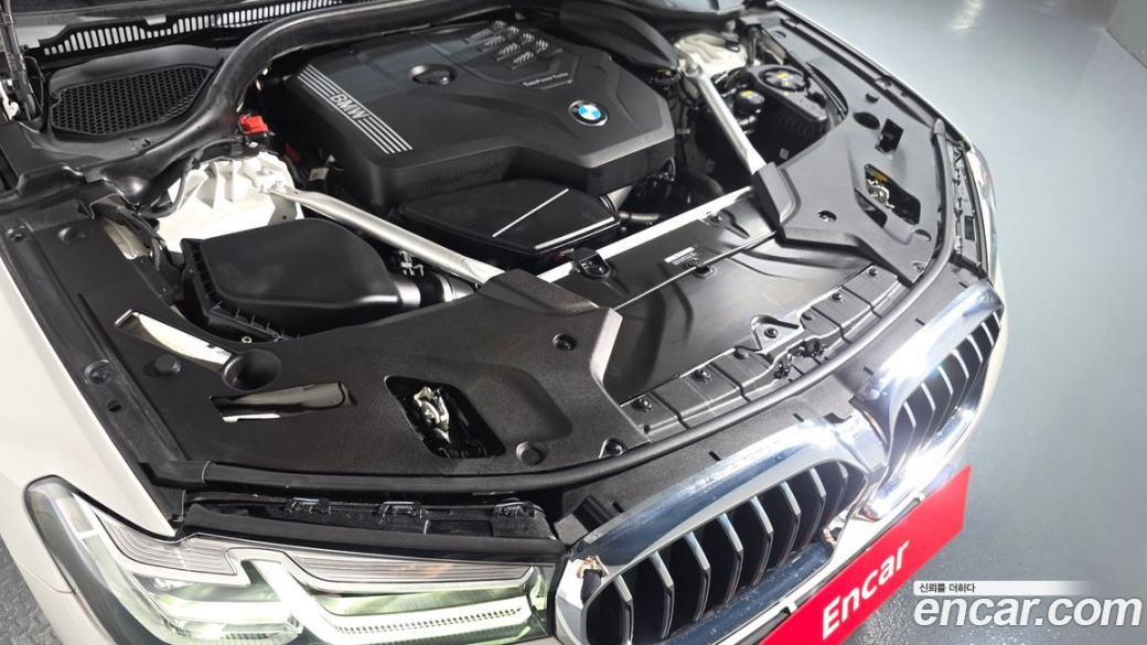 BMW 5-Series 520i Luxury, 2022