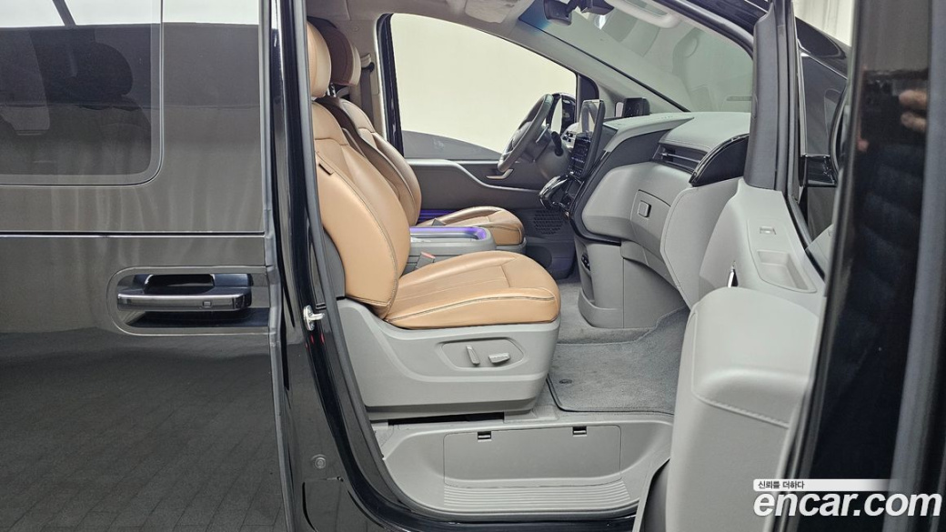 Hyundai Staria Lounge 9-Seater, 2023