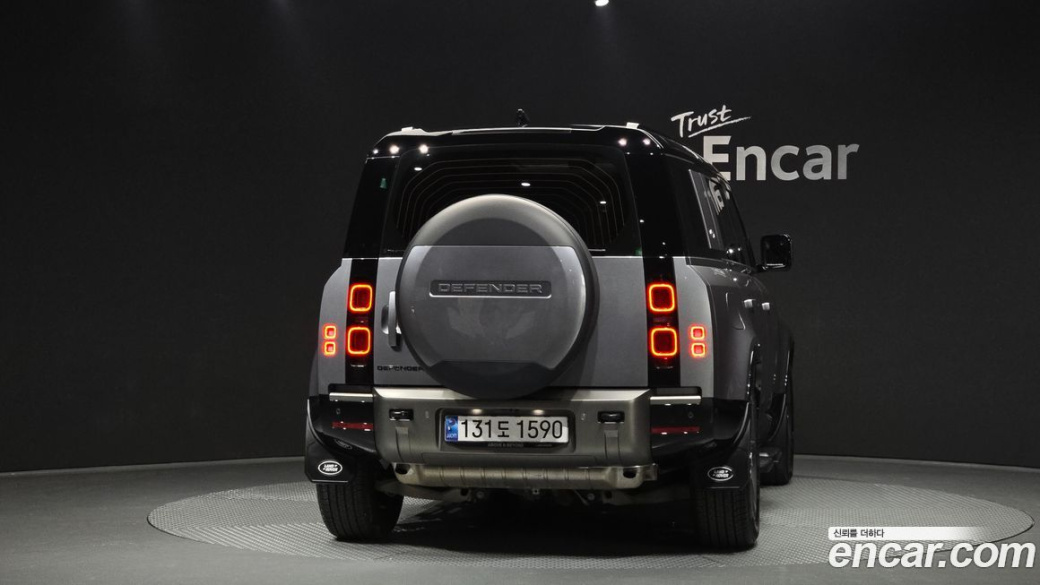 Land Rover Defender 110 P300 X-Dynamic SE, 2024