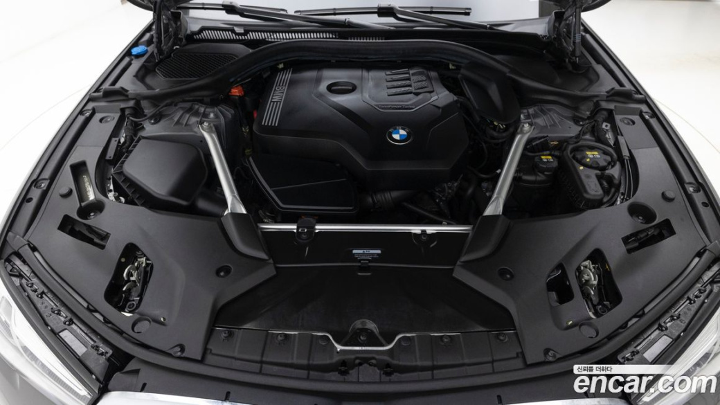 BMW 5-Series 520i Luxury, 2022