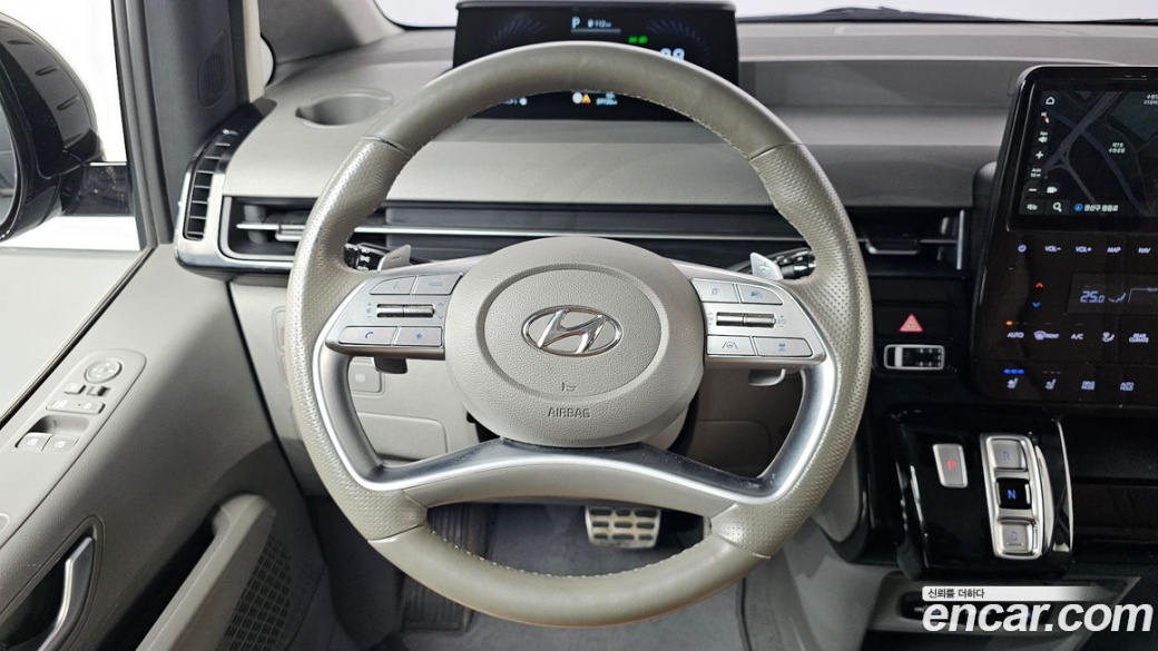 Hyundai Staria 4WD Lounge 9-Seater, 2022