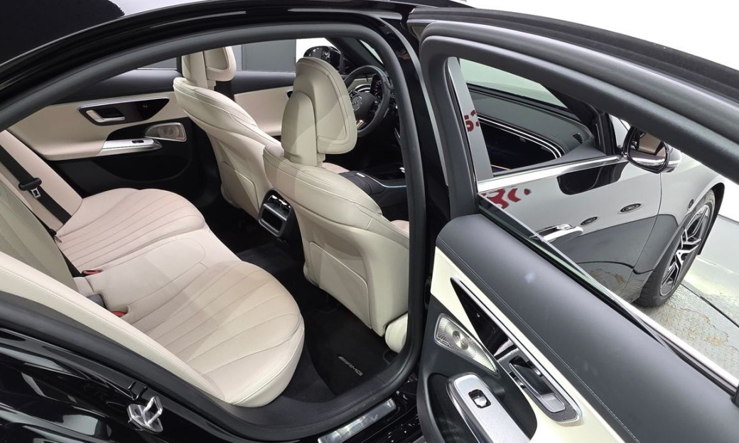 Mercedes-Benz E-Class E300 4MATIC AMG Line, 2025