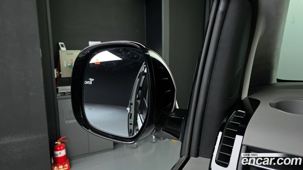 Hyundai Staria 4WD Lounge 7-Seater, 2024