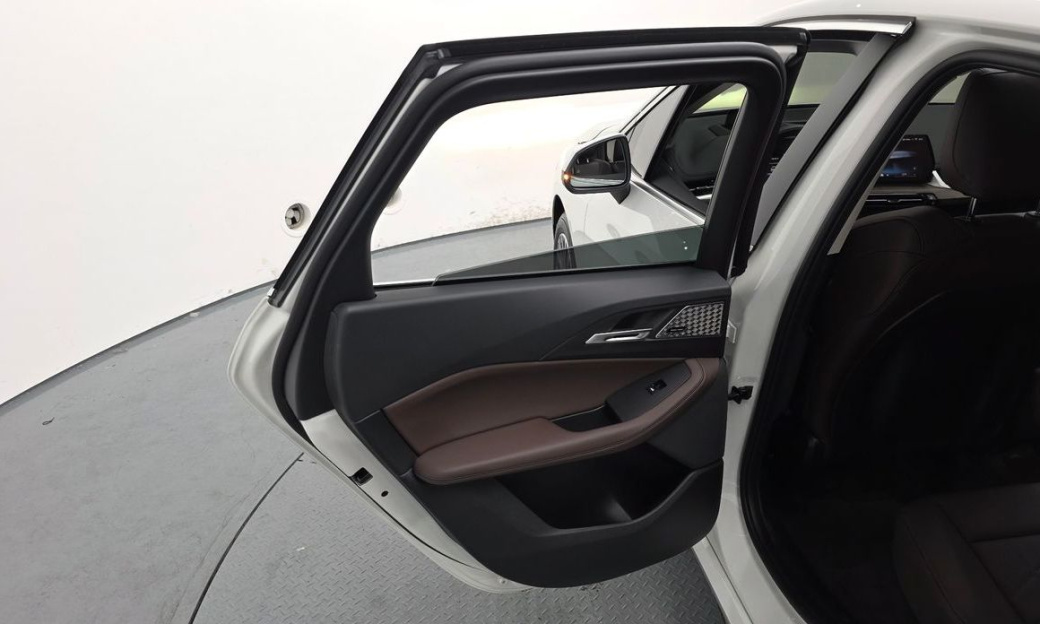 BMW 2-Series 220i Luxury, 2025