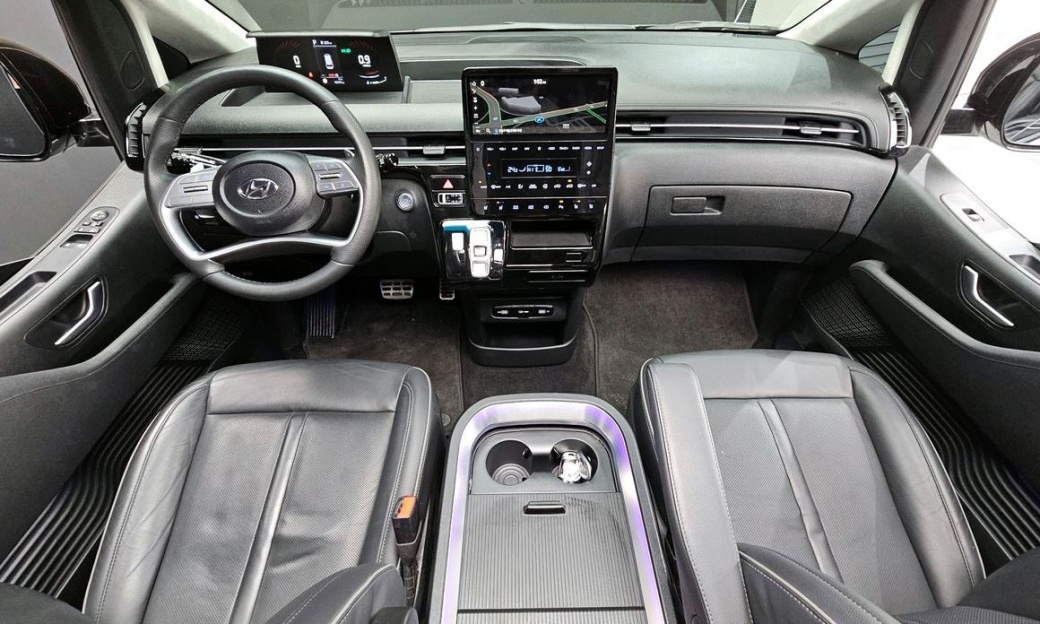 Hyundai Staria 4WD Lounge 9-Seater, 2024