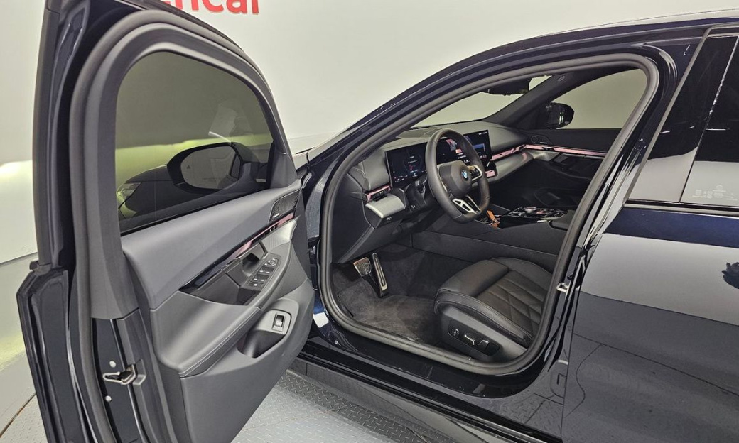 BMW 5-Series 520i M Sport, 2025