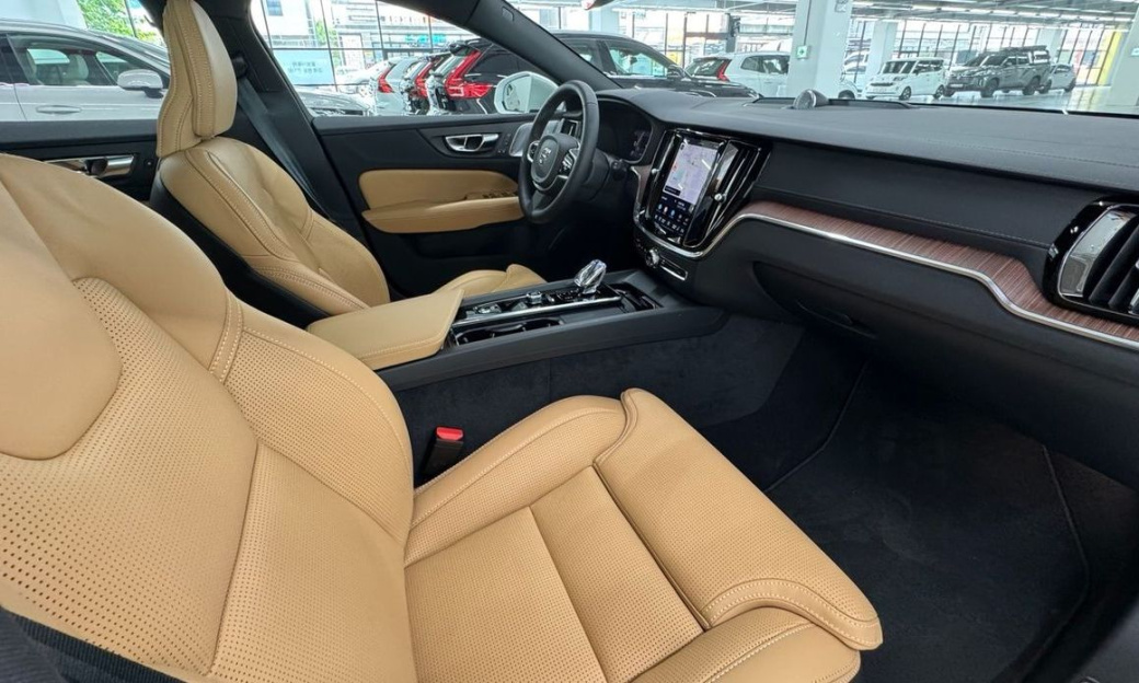 Volvo V60 B5 Ultra AWD, 2025