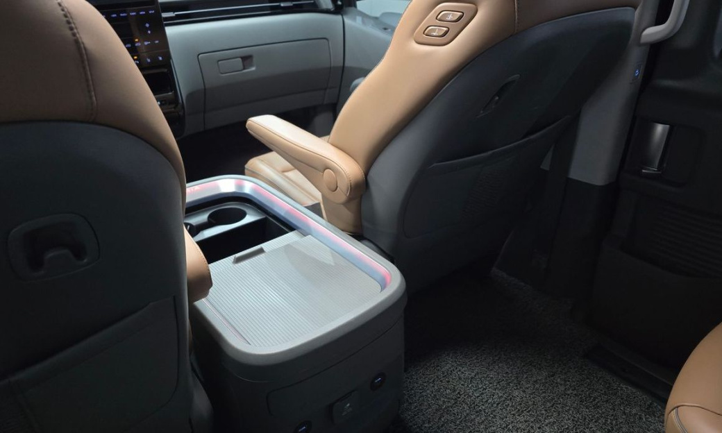 Hyundai Staria 4WD Lounge 9-Seater, 2022