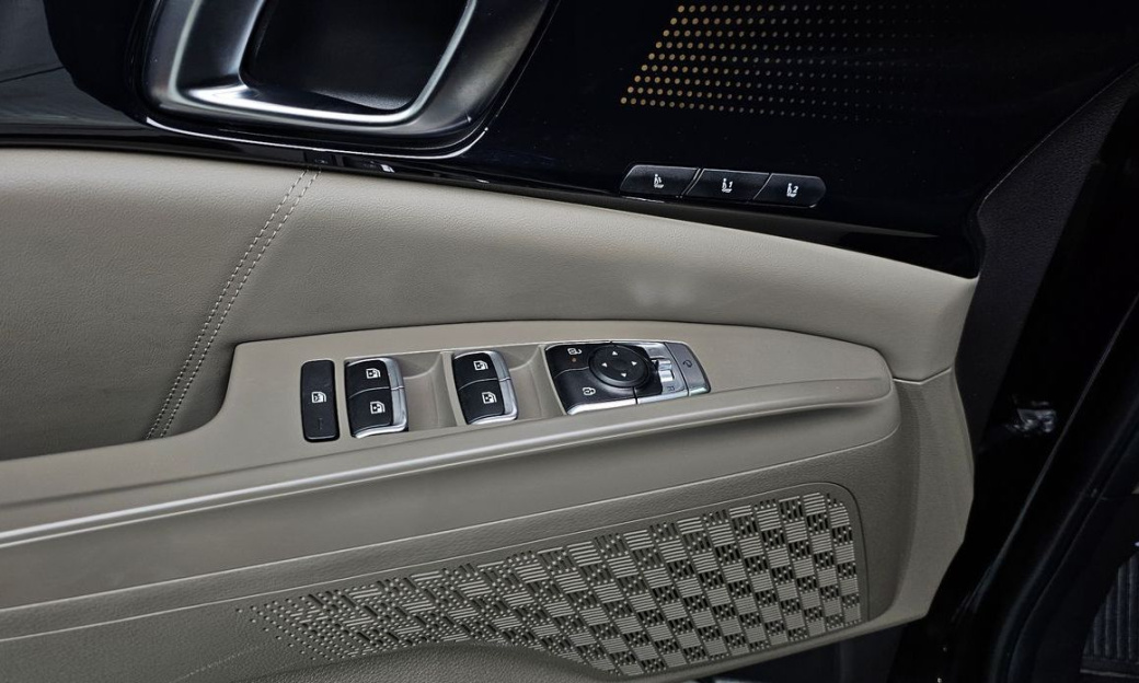 Kia Carnival 9-Seater Signature, 2025