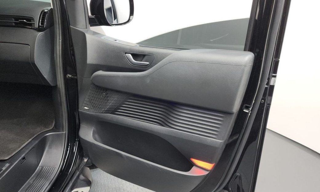 Hyundai Staria 4WD Lounge 7-Seater, 2025