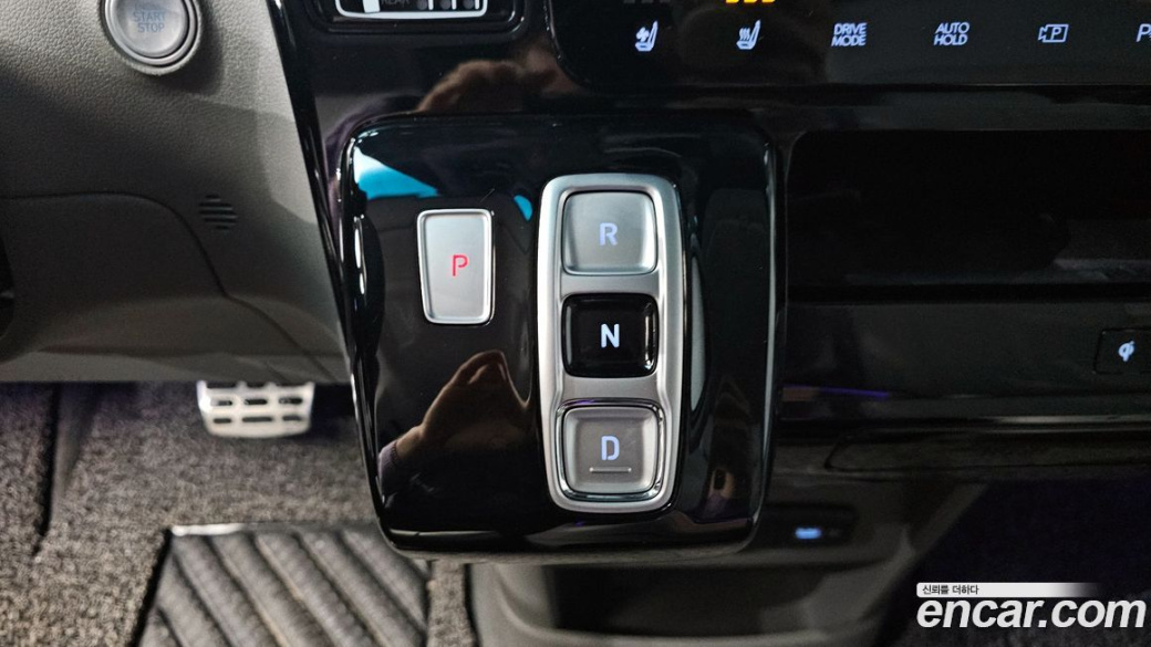 Hyundai Staria 4WD Lounge 9-Seater, 2023