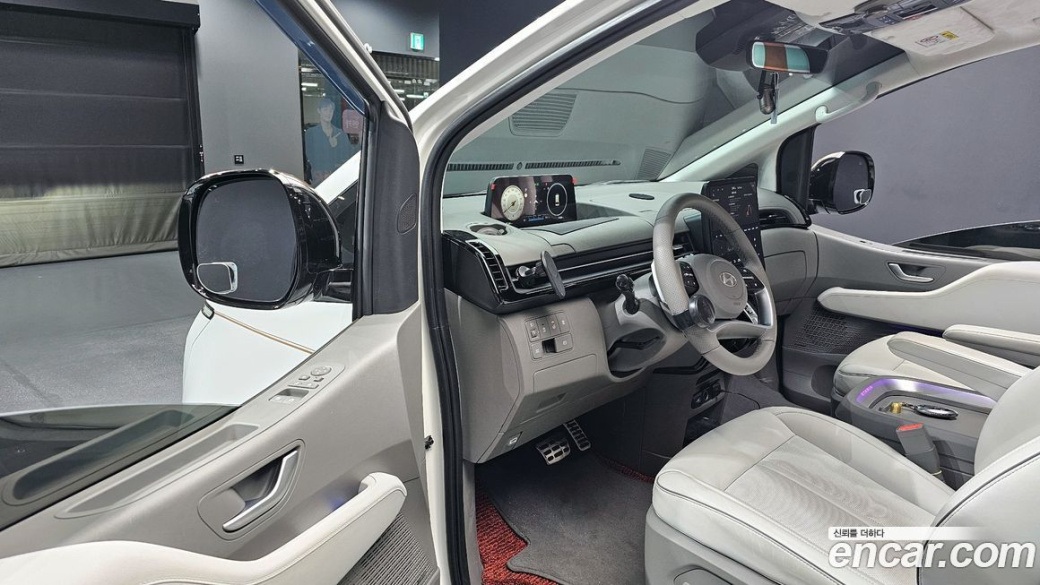 Hyundai Staria 4WD Lounge 7-Seater, 2025