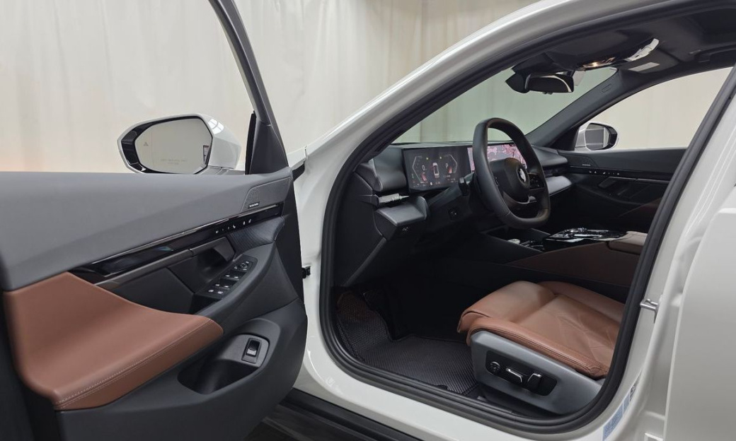 BMW 5-Series 530i xDrive, 2024