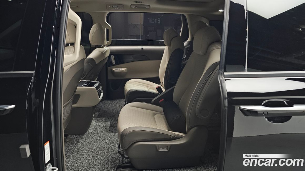 Kia Carnival 9-Seater Signature, 2024