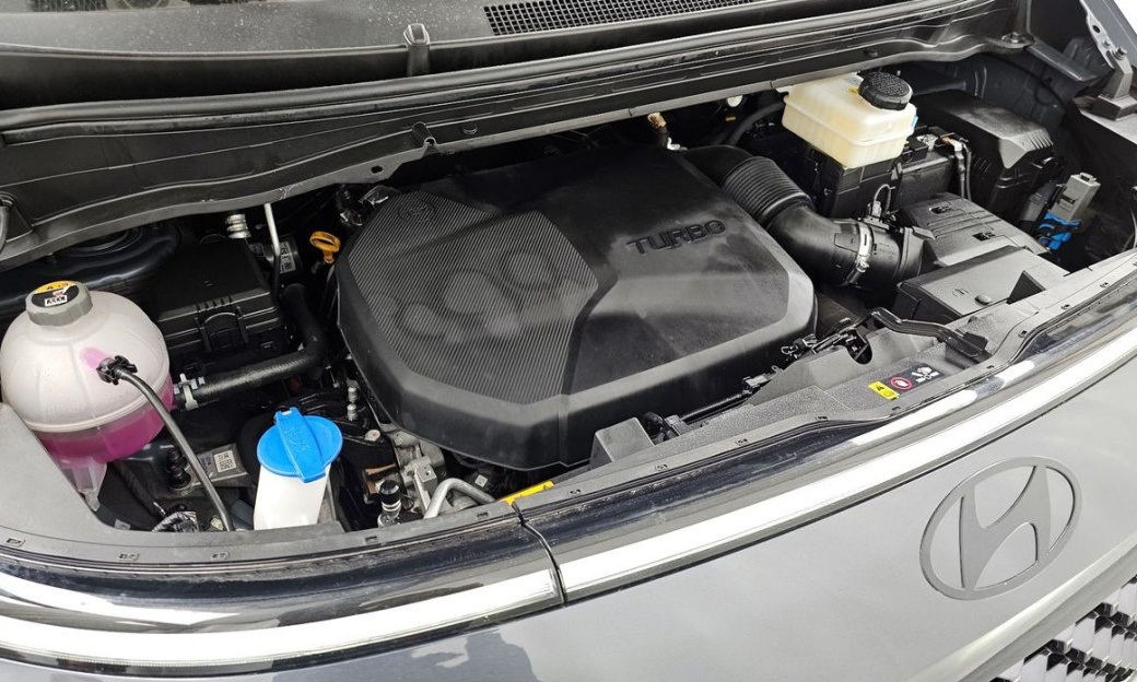 Hyundai Staria 4WD Lounge 9-Seater, 2025