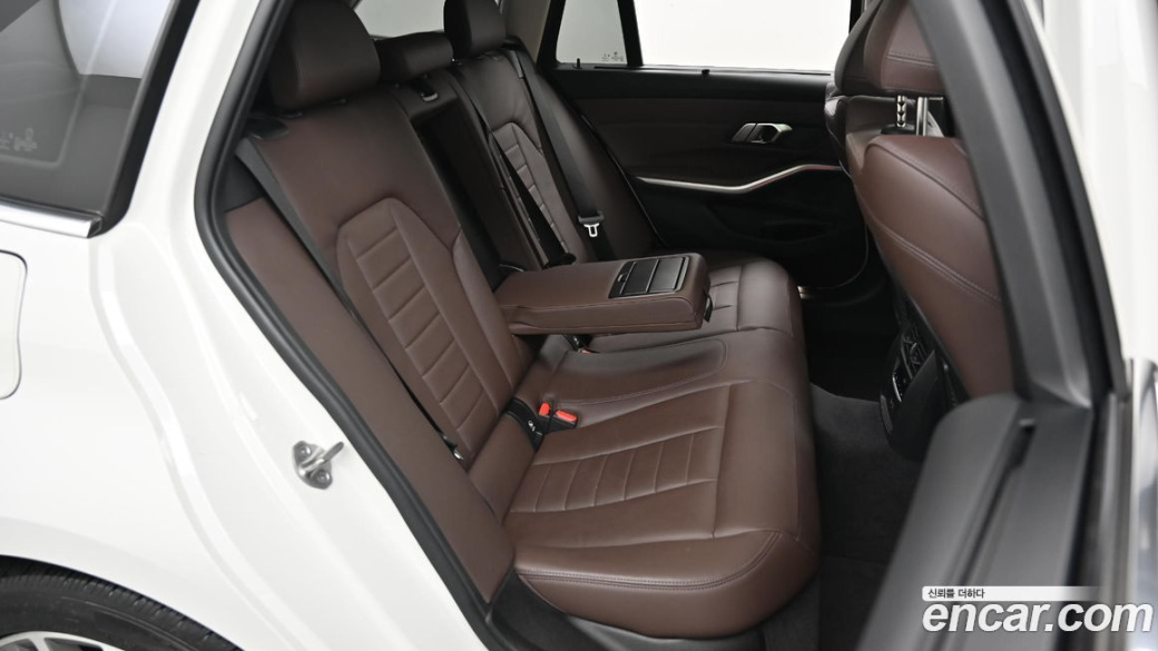 BMW 3-Series 320i Touring Luxury, 2022