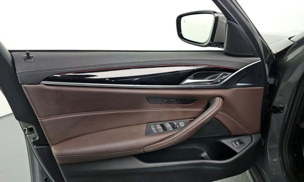 BMW 5-Series 523d xDrive Luxury, 2022