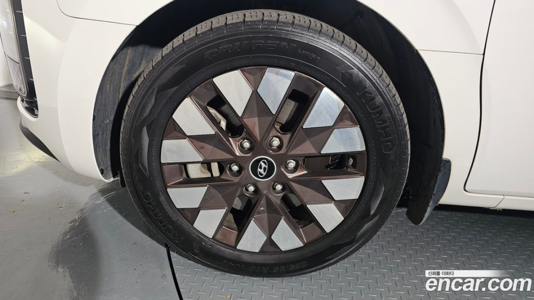 Hyundai Staria 4WD Lounge 7-Seater, 2022