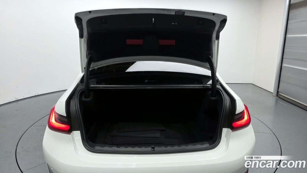 BMW 3-Series 320i Luxury, 2022