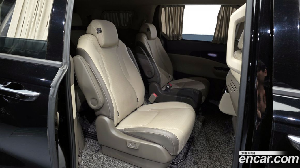 Kia Carnival 9-Seater Hi-Limousine, 2021