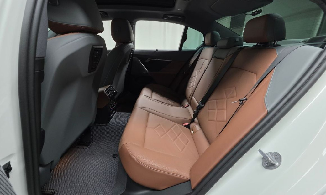 BMW 5-Series 530i xDrive, 2024