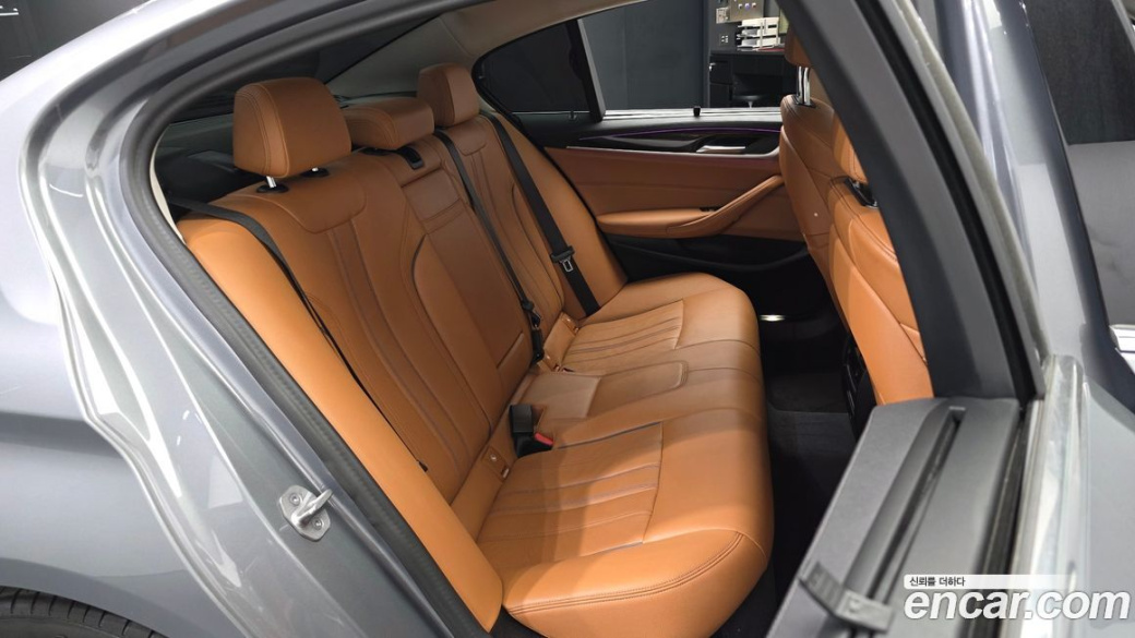 BMW 5-Series 520i Luxury, 2023