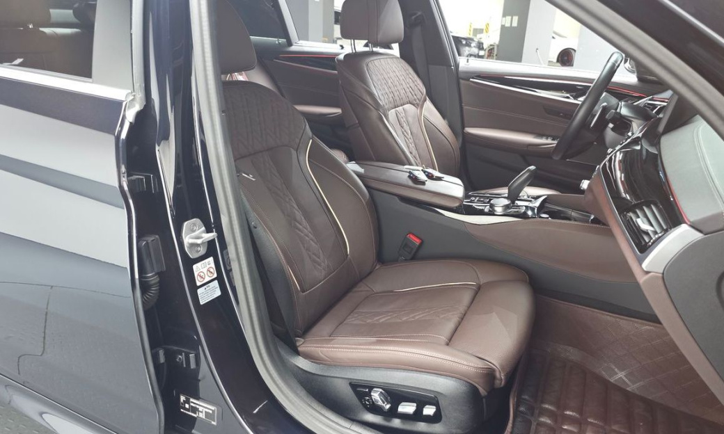 BMW 5-Series 530i M Sport Package, 2023