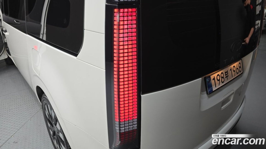 Hyundai Staria 4WD Lounge 9-Seater, 2025