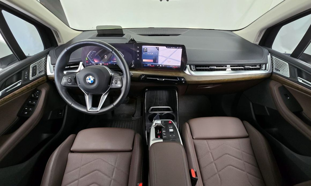 BMW 2-Series 220i Luxury, 2024
