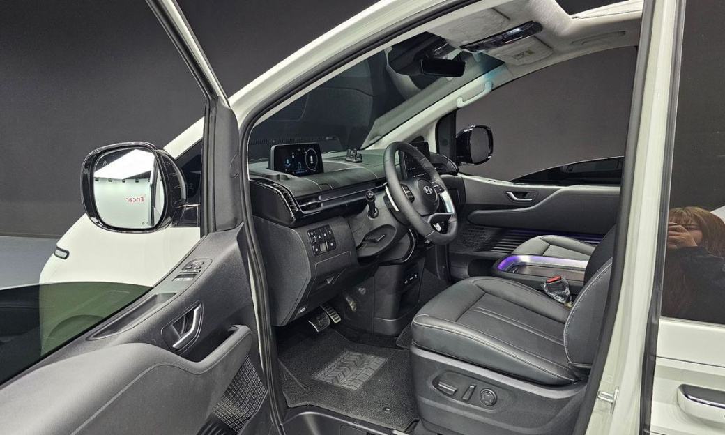 Hyundai Staria 4WD Lounge 9-Seater, 2025