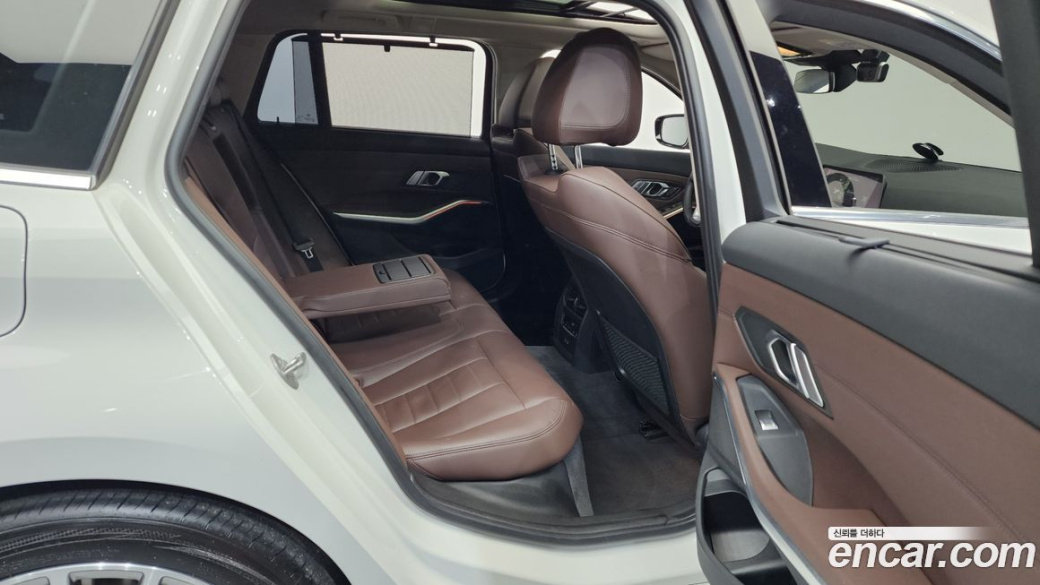 BMW 3-Series 320d Touring Luxury, 2022