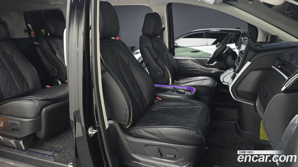 Hyundai Staria 4WD Lounge 7-Seater, 2025