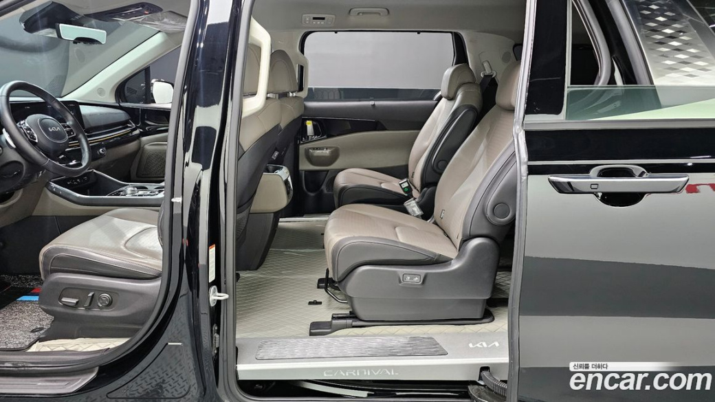 Kia Carnival 9-Seater Signature, 2024