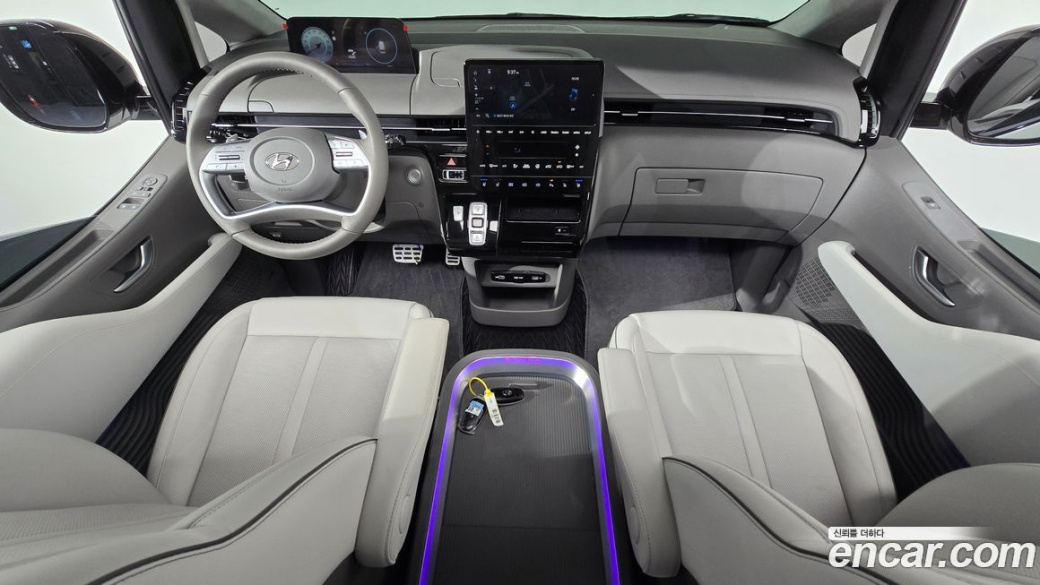 Hyundai Staria 4WD Lounge 9-Seater, 2023