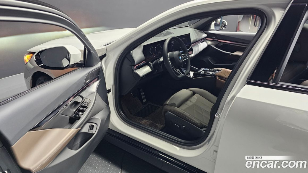 BMW 5-Series 523d, 2025
